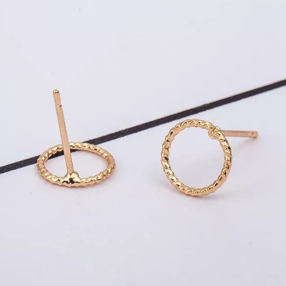 Simple Twisted Rope Open Circle Stud Minimalist - Picture 3 of 4